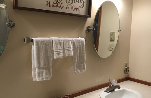 Cody Bed & Breakfast | The Wapiti Room - Windmill Inn