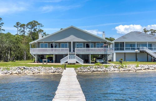 Gulf Breeze House | The Waterfront Escape - Private Dock, Gulf Breeze