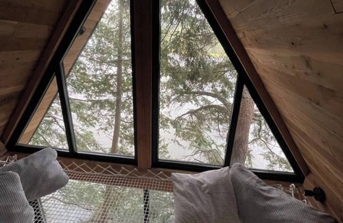 Utterson House | The Water’s Edge * * Unique Muskoka Treehouse * *