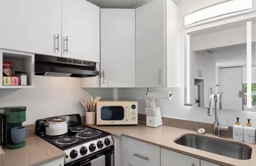 Kissimmee Apartment | The Wavy Palm Studio: 8 Mins to Disney World + Pool/Gym/BBQ, 2 Beds