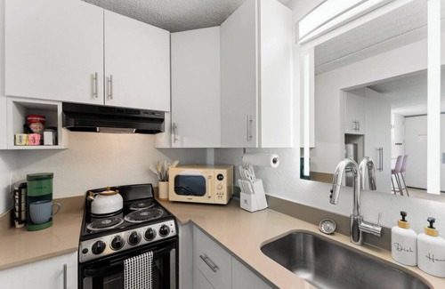 Kissimmee Apartment | The Wavy Palm Studio: 8 Mins to Disney World + Pool/Gym/BBQ, 2 Beds