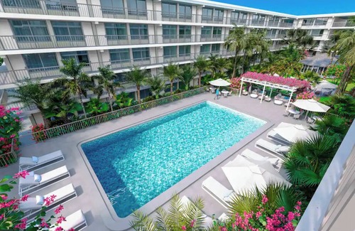 Kissimmee Apartment | The Wavy Palm Studio: 8 Mins to Disney World + Pool/Gym/BBQ, 2 Beds