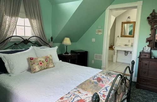 Peterson Hotel | The Wen Inn - 5 Suites Sleeps 14+ Host Events