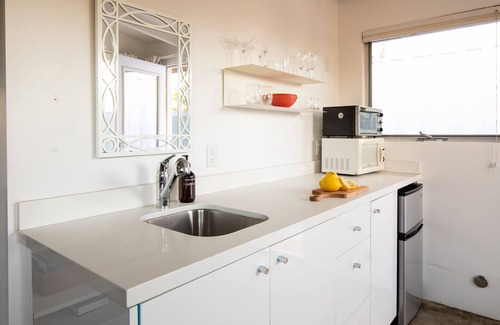 Tahquitz River Estates Hotel | The Wesley Studio 1 by AvantStay | Retro & Spacious Studio | ADA Accessible