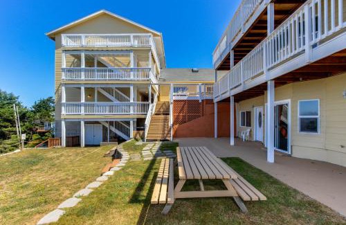 Lincoln City Apartment | The Whale -Lower
