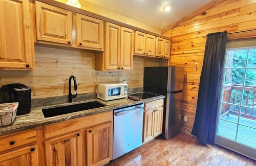 Estes Park Cottage | The Whispering Pines beckons adventurers seeking an escape unlike any other.