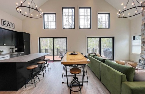 North Conway House | The Whitaker House | Luxe | Heart of the Valley