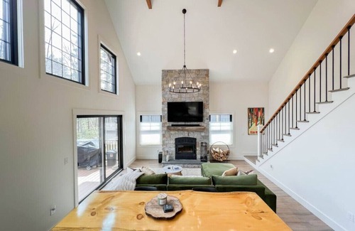 North Conway House | The Whitaker House | Luxe | Heart of the Valley