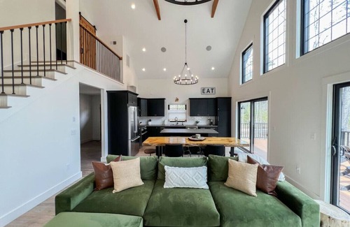 North Conway House | The Whitaker House | Luxe | Heart of the Valley