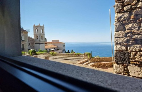 Villagonia Apartment | The White Domus a modern apartment in the center next to Taormina Cathedral.