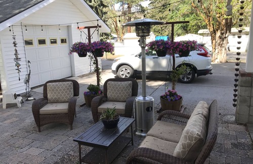Klamath Falls House | THE WHITE HAVEN 7 beds, large yard, pets