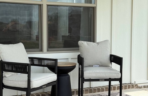 Uniontown House | The White Lotus - walking distance to ACHE or ARCBest