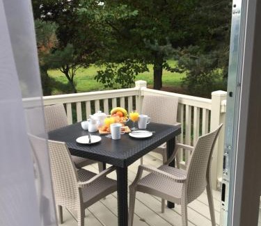 Allerthorpe Cabin | The White Rose Lodge with Hot Tub