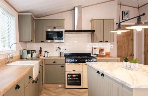 Allerthorpe Cabin | The White Rose Lodge with Hot Tub
