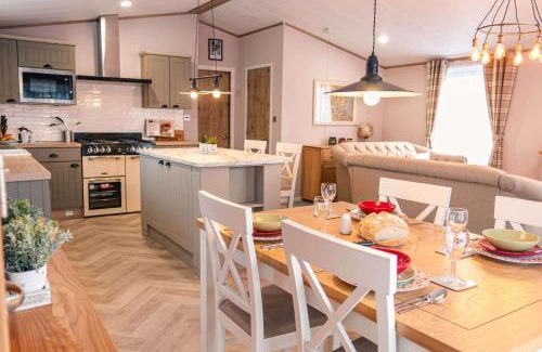 Allerthorpe Cabin | The White Rose Lodge with Hot Tub