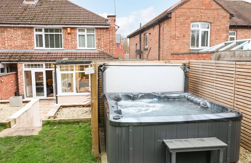 Melton Mowbray Cottage | THE WILLOWS, pet friendly, with hot tub in Melton Mowbray