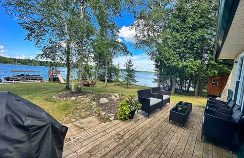 Lanark Highlands Cottage | The Wolf Den on White Lake!