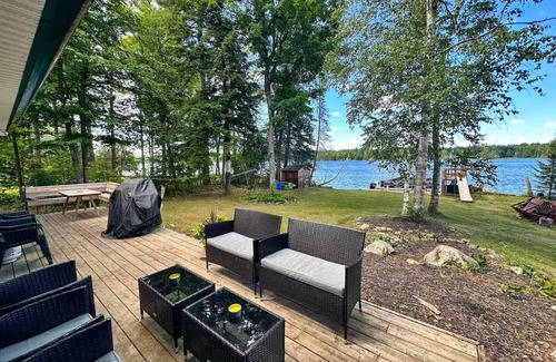 Lanark Highlands Cottage | The Wolf Den on White Lake!