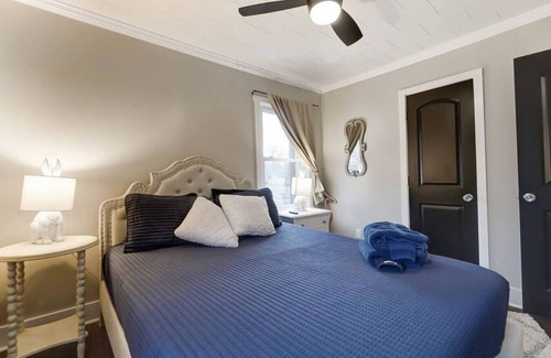 Belmont House | The Wonderland Getaway in Belmont - 12 Min to CLT
