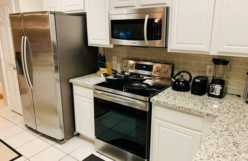 Alden Bridge House | The Woodlands House 3 Bed 2,5 Baths FREE Parking Garage Baby Crib, Kitchen, WiFi
