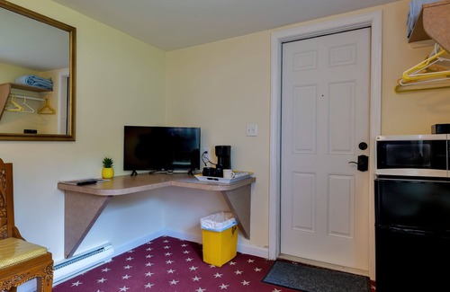 Ellsworth Cottage | The Yellow 2 Bedroom Cottage @Twin Hills Cottages