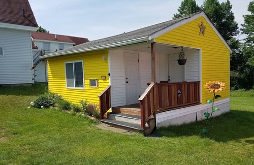 Ellsworth Cottage | The Yellow 2 Bedroom Cottage @Twin Hills Cottages