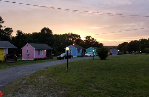 Ellsworth Cottage | The Yellow 2 Bedroom Cottage @Twin Hills Cottages