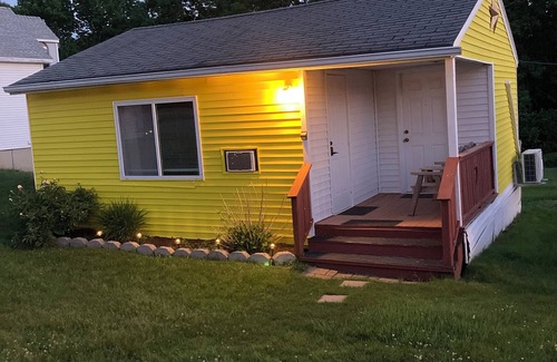 Ellsworth Cottage | The Yellow 2 Bedroom Cottage @Twin Hills Cottages