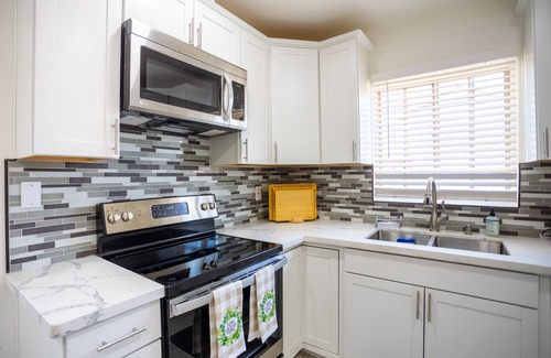 Yuma Townsite House | The Yuma White Modern Pool Home