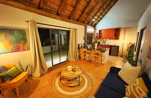Greater Johannesburg Metropolitan Area Cottage | The "Zen-Den": Subtle Charm & Luxury in Bryanston