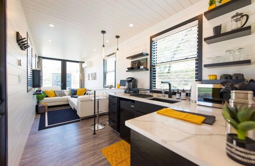 Waco Apartment | The Zephyr Tiny Container Home 12 min to Downtown Waco