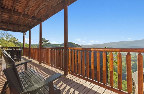 Gatlinburg - Pigeon Forge Cabin | Theatre in the Mountains