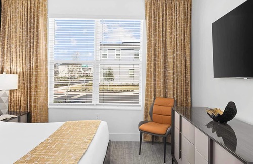 Florida Center Hotel | Themed Retreat with Private Pool, Resort Perks & Family Fun Features