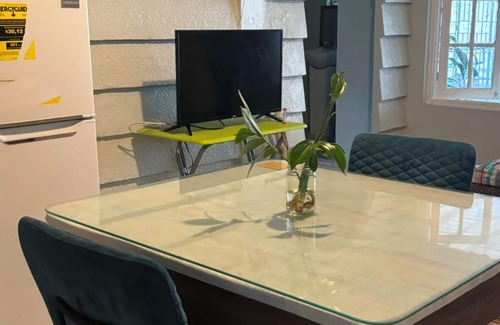 Barbican Apartment | TheMews! Centrally located 1bed, bath, Living, Verandah& fully equipped Kitchen