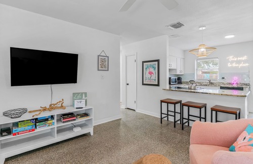 South Pinellas Community Council House | "The🦩Mingo" – Hot Tub, Fire Pit, Pet Friendly - Minutes to Madeira Beach - Guests Love It!