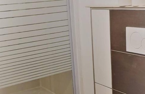 Bramfeld Apartment | This 1-room apartment is located in our apartment house Haldesdorfer Straße and has a double bed, a functional kitchenette including accessories, a dining area and a comfortable sitting area.