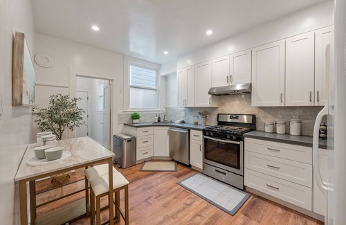 Inner Richmond Apartment | This apartment is a 2 bedroom(s), 1 bathrooms, located in San Francisco, CA.
