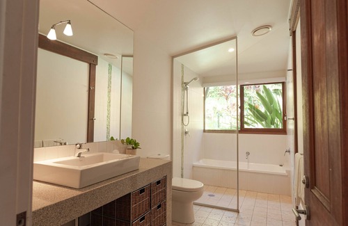 Ewingsdale Apartment | This Balinese inspired home offers tranquility and views of Byron Bay