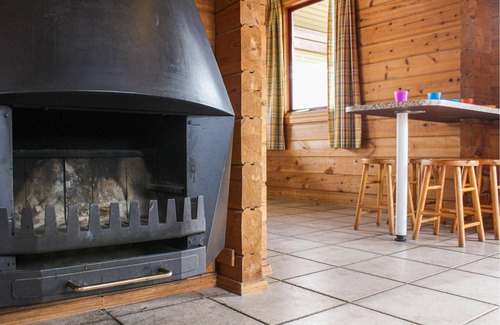 Gramsbergen House | This cozy Finnish-style vacation home is located in a welcoming vacation park in Gramsbergen with ma