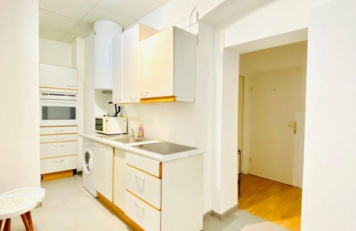 Liesing Apartment | This cozy room in a shared apartment is designed for comfort and practicality, m