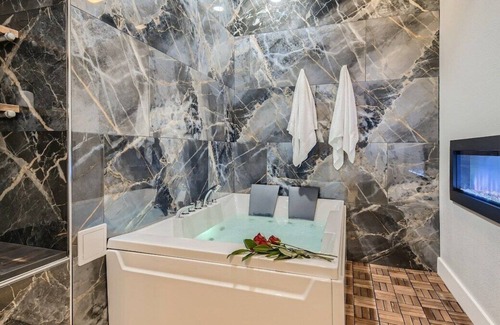 Twin Lakes Apartment | This guest suite is a 2 bedroom(s), 2 bathrooms, located in Denver, CO.