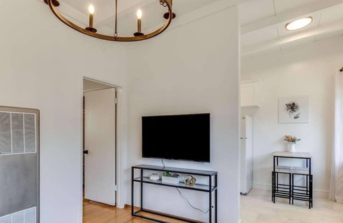 Shoreline West House | This house is a 1 bedroom(s), 1 bathrooms, located in Mountain View, CA.
