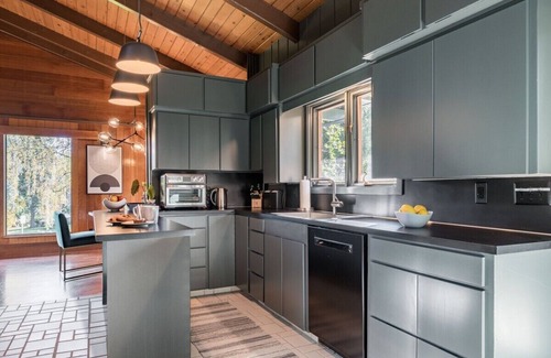 Amazon House | This house is a 5 bedroom(s), 3 bathrooms, located in Eugene, OR.