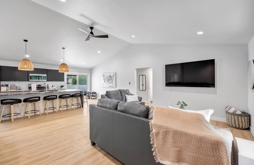 Green Bay House | This house is a 6 bedroom(s), 3 bathrooms, located in Green Bay, WI.