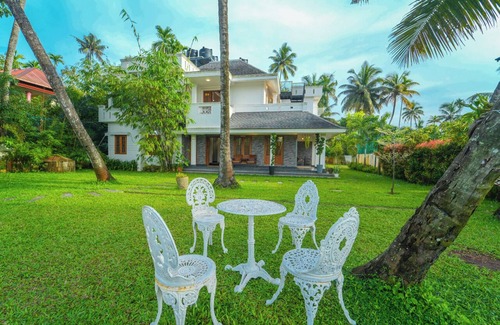 Kochi Villa | This is a 7-room Lakeside villa with a beautiful view and lawn.