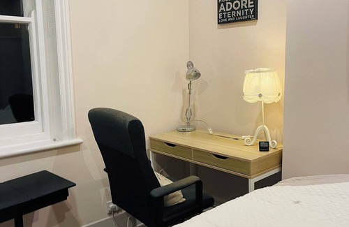 West Kensington Bed & Breakfast | this is a spacious, clean and elegant one double bedroom located in London