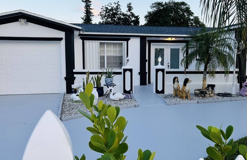 West Palm Beach House | This lovely 3bed/2bath/is located in West Palm Beach Fl. Hot tub, cl to Beach.