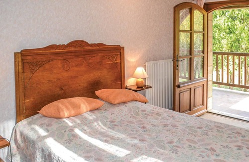 Limeuil Apartment | This magnificent house with a spacious terrace is located in Limeuil, which is officially one of the