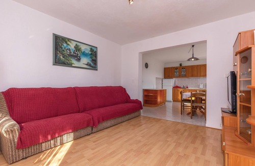 Raslina Apartment | This practical and lovingly furnished apartment is located in the small village Raslina.