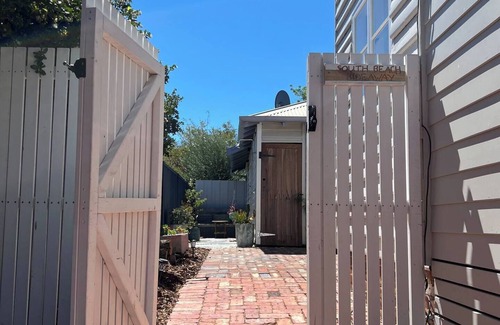 South Fremantle Apartment | This studio is a 1 bedroom(s), 1 bathrooms, located in South Fremantle, WA.